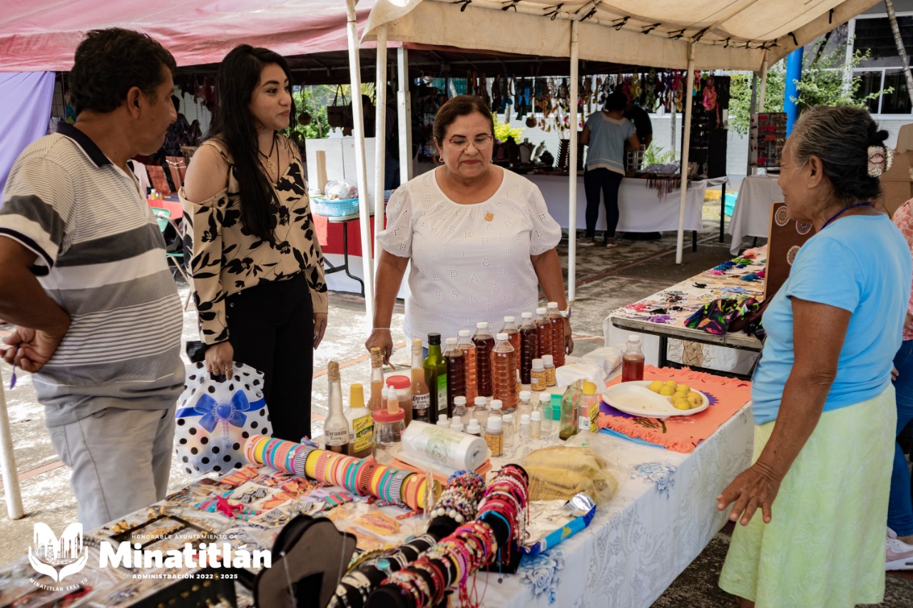 Recorre Carmen Medel exposición artesanal de los Nodos de impulso a la economía en Minatitlán