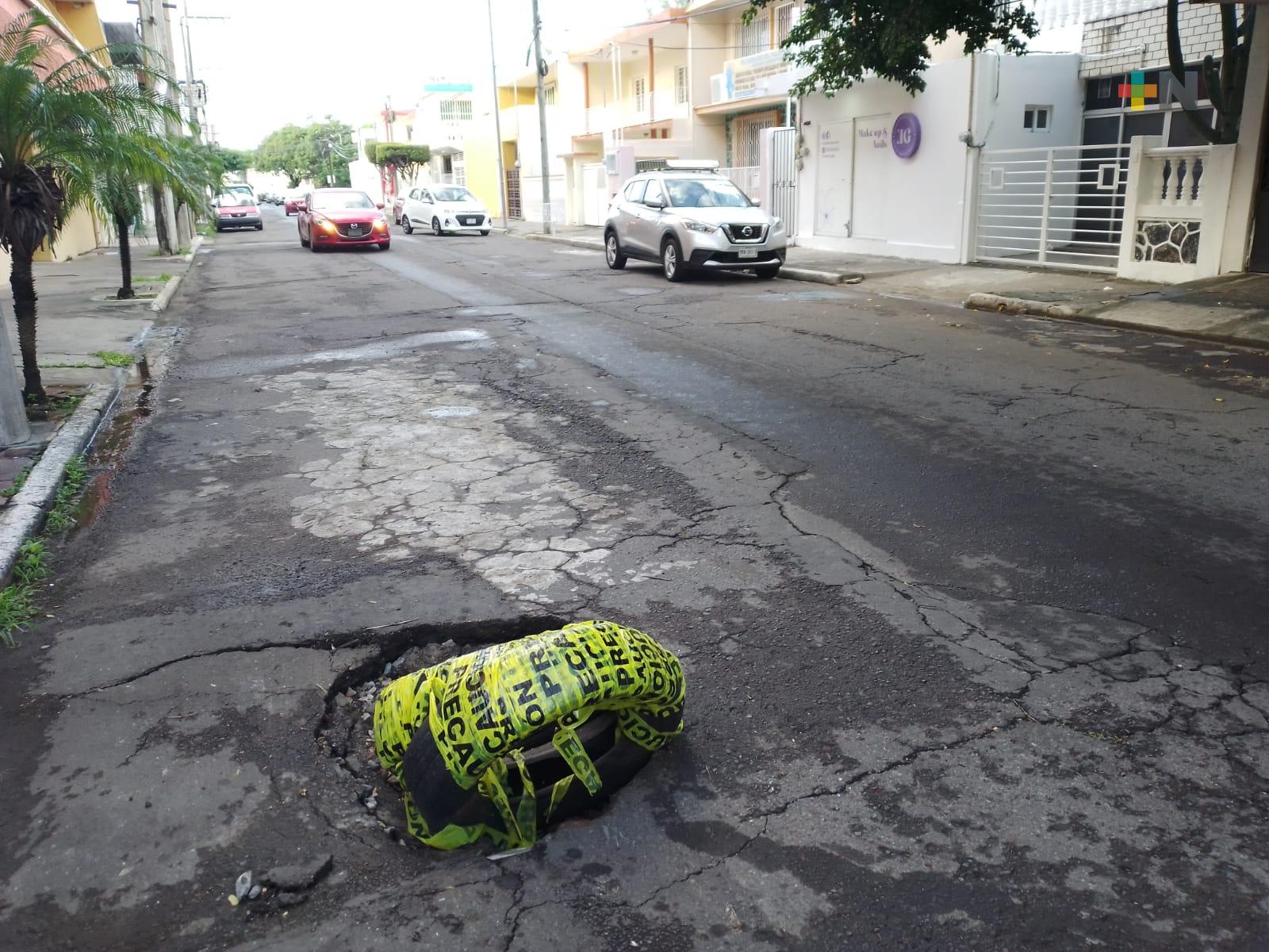 Con llantas señalan bache en calle Tuero Molina de Veracruz puerto