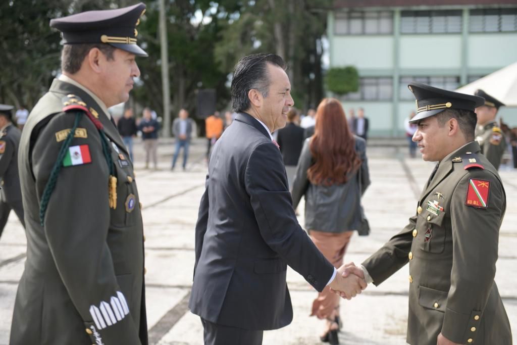 Participa Cuitláhuac García en entrega de condecoraciones y ascensos a personal militar