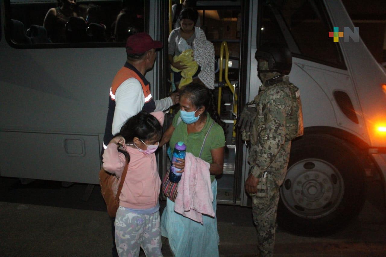 Evacuan a 90 personas en Agua Dulce por fuga en ducto de Pemex