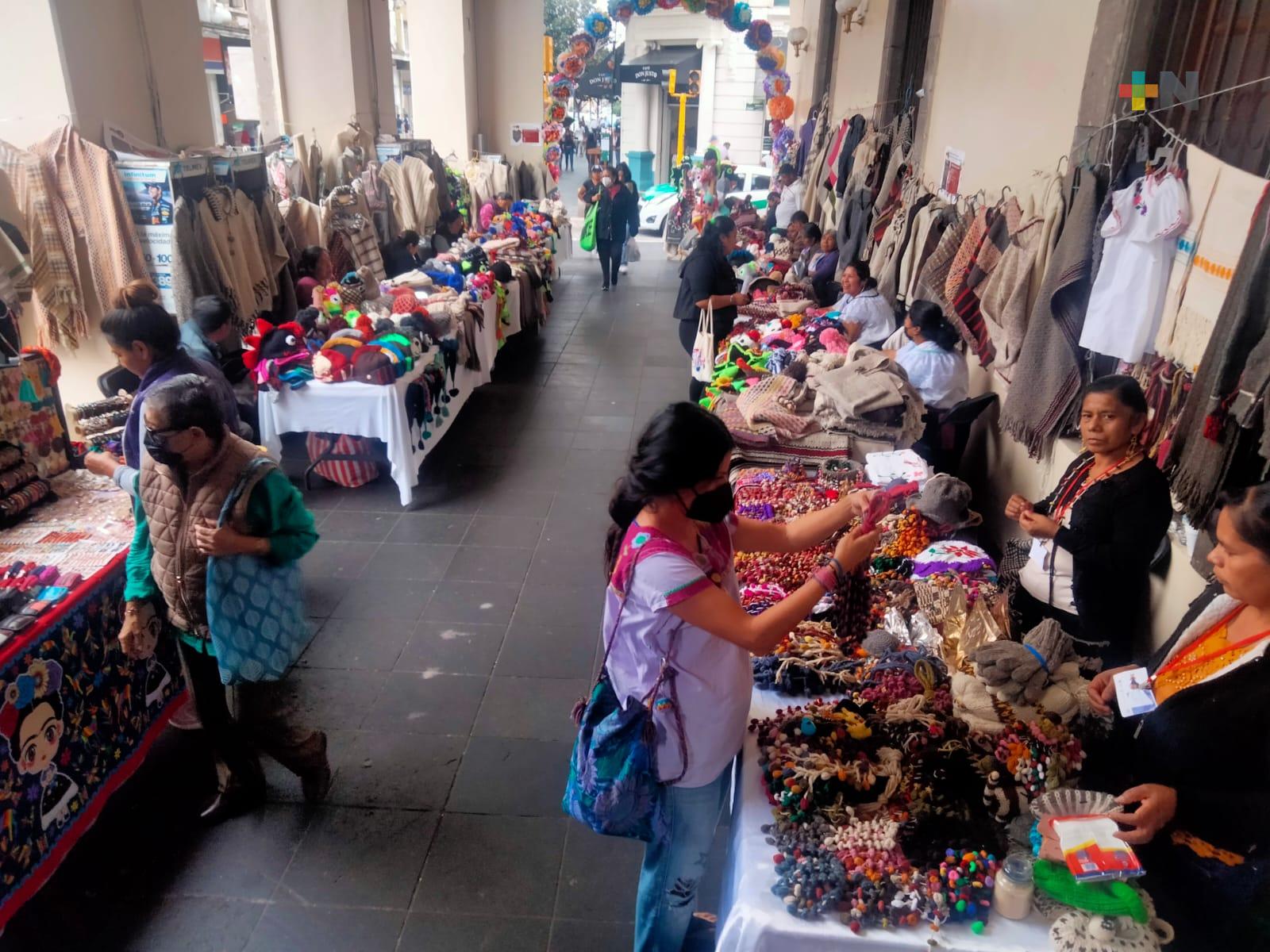 Productores de distintos municipios veracruzanos ofrecen artesanías en bajos del palacio de gobierno
