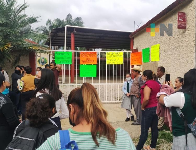 En Amatlán, padres de familia de diferentes escuelas toman las instalaciones