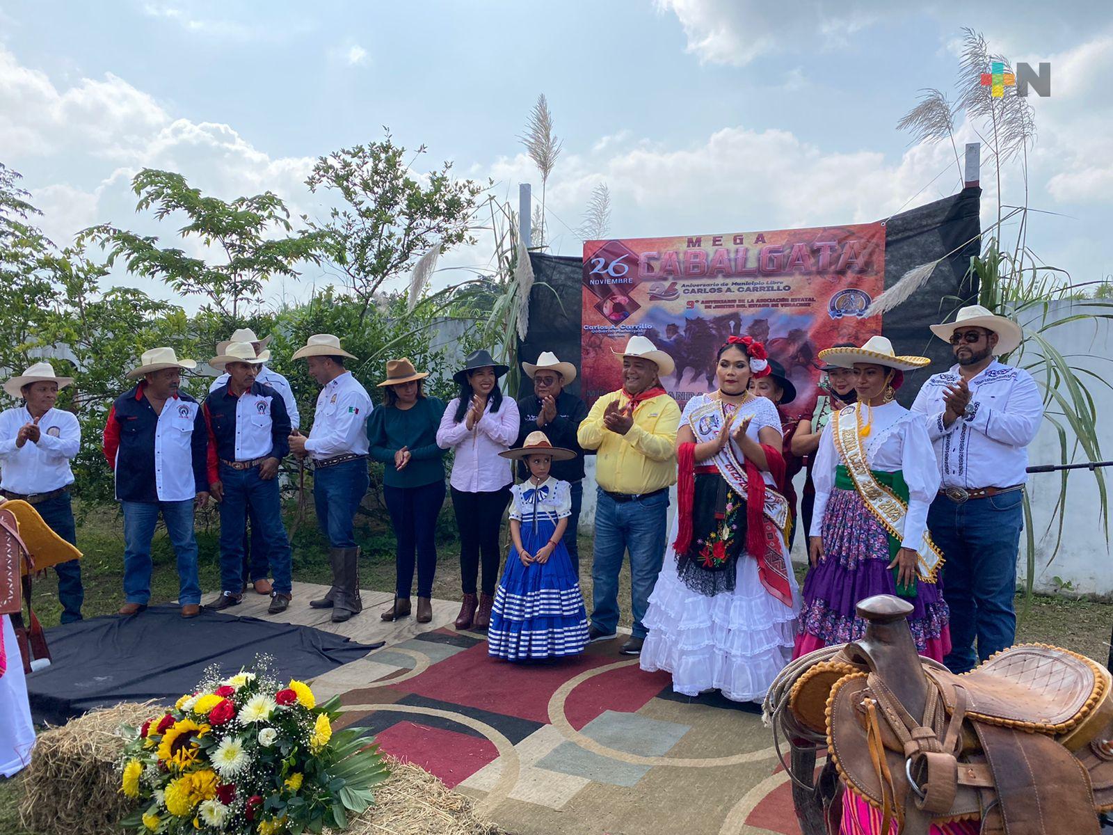 Acude Eric Cisneros al festejo del XXVI aniversario de la fundación de Carlos A. Carrillo