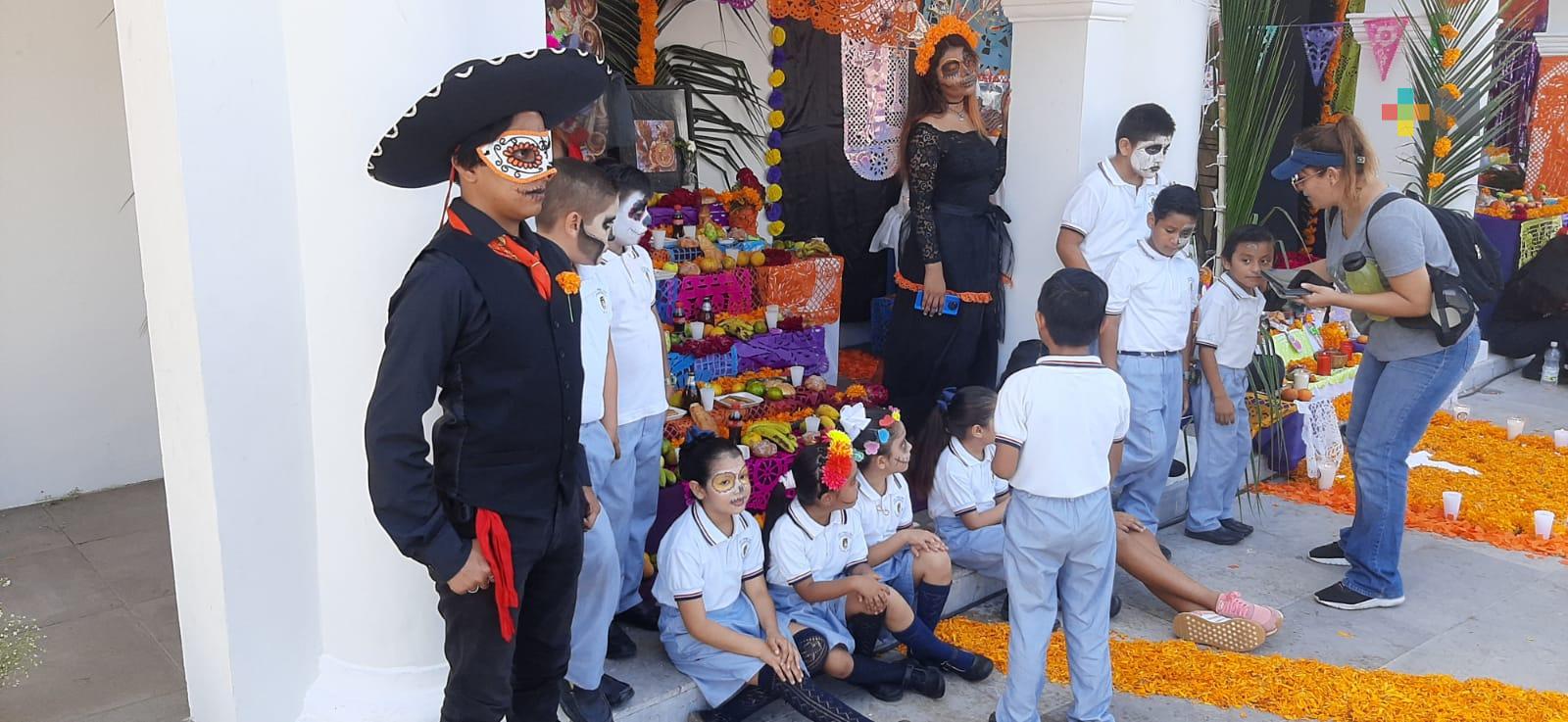 Escuelas de Boca del Río participaron en exposición de altares de muertos