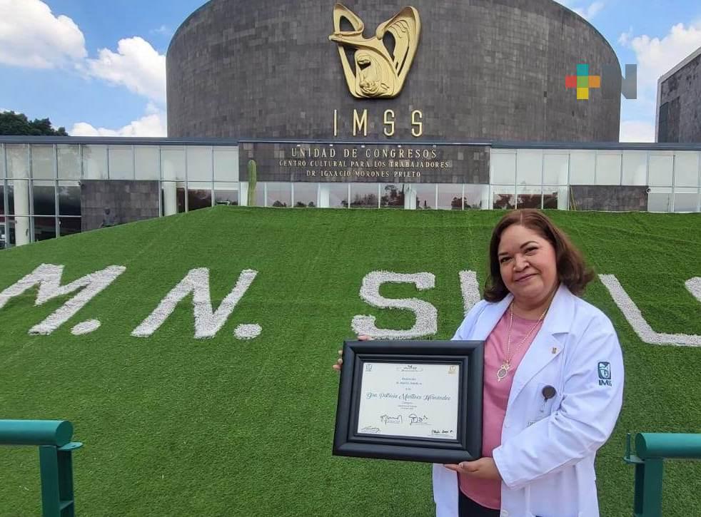 Recibe Patricia Martínez reconocimiento al mérito médico en IMSS
