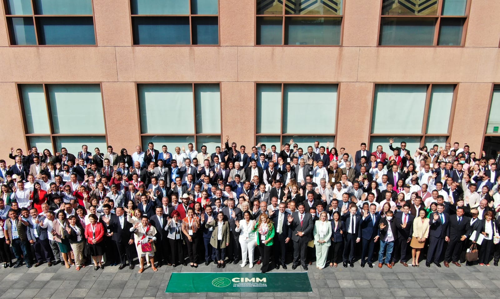 Marcelo Ebrard anuncia desarrollo de  convoy de misiones al exterior para municipios