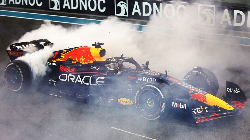 Verstappen logra la victoria en Abu Dhabi; Checo Pérez termina en tercer lugar