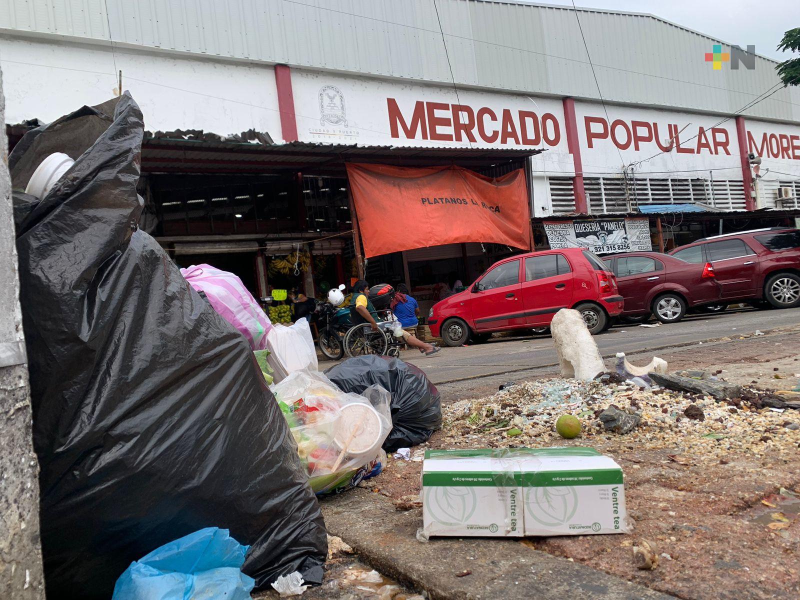 Continúan dejando basura en alrededores del mercado Morelos de Coatzacoalcos