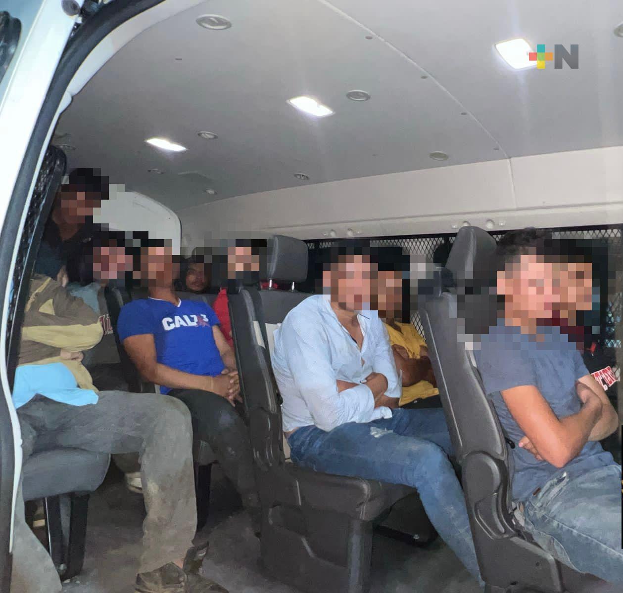 Resguardan a 57 migrantes que viajaban en autobús turístico