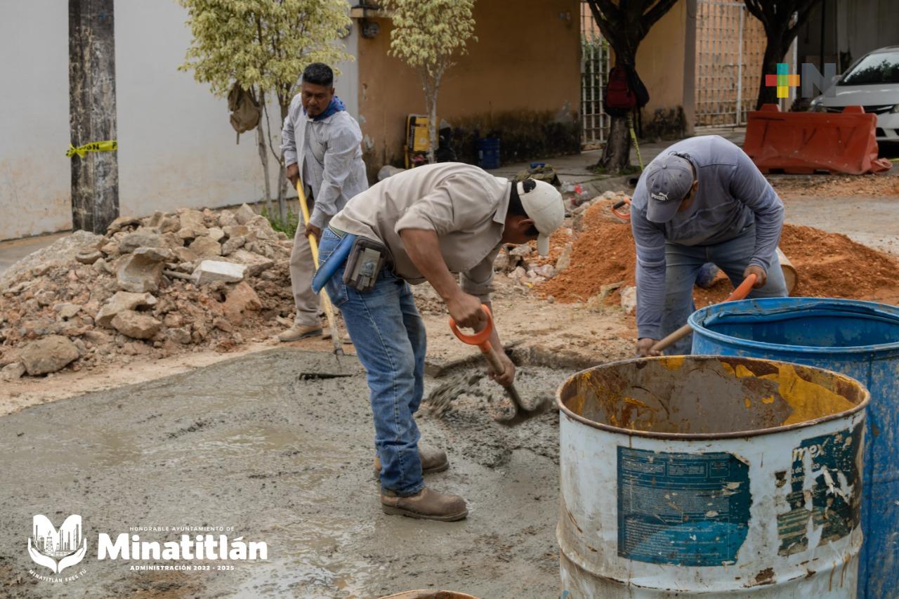 Avanza reparación de carpeta asfáltica en Minatitlán