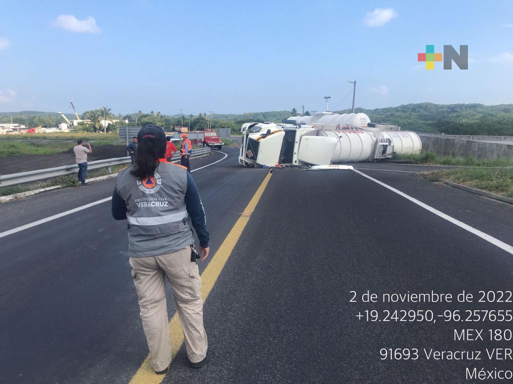 Se registra volcadura de una pipa cargada con diesel en carretera Veracruz-Xalapa