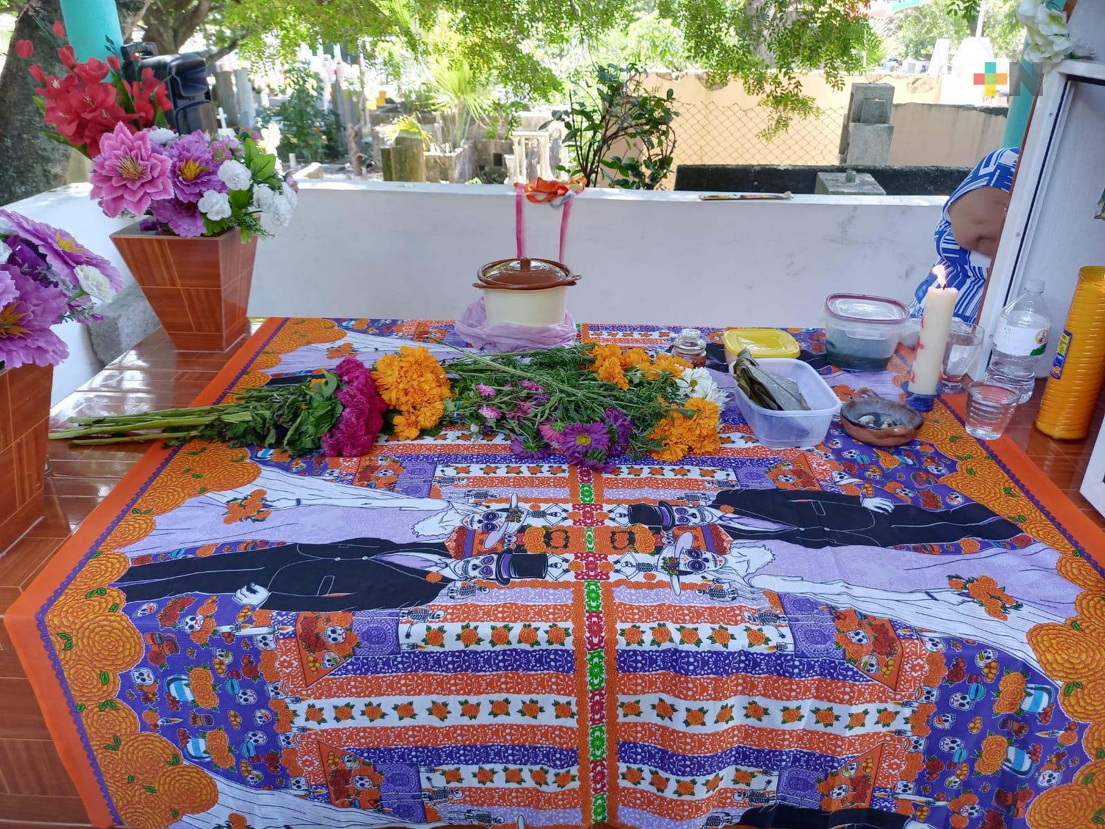 Panteones de Coatza rebosaron flores, música y amor que llevaron visitantes