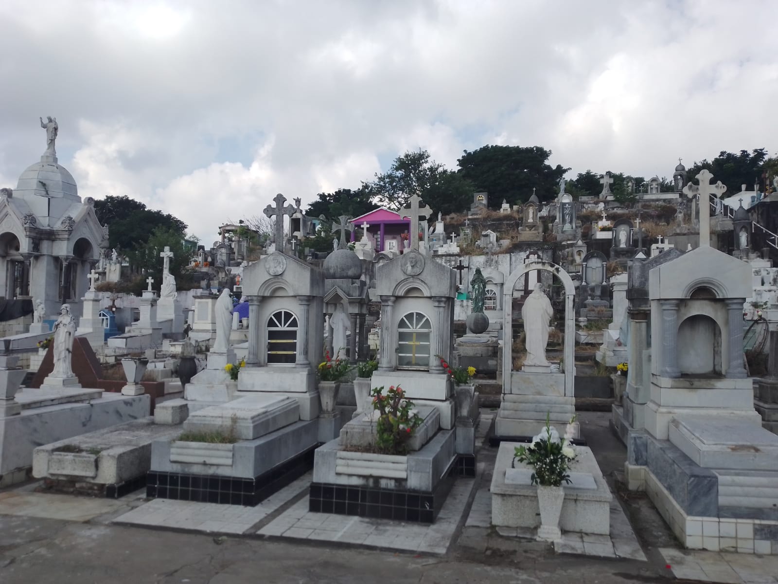 Incrementa flujo de visitantes a cementerios de Veracruz