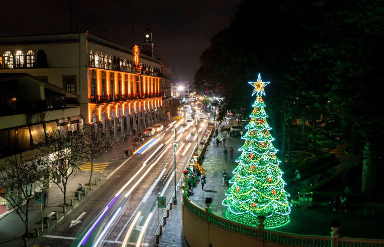 Instalan árbol iluminado y adornos navideños en el parque Juárez de Xalapa