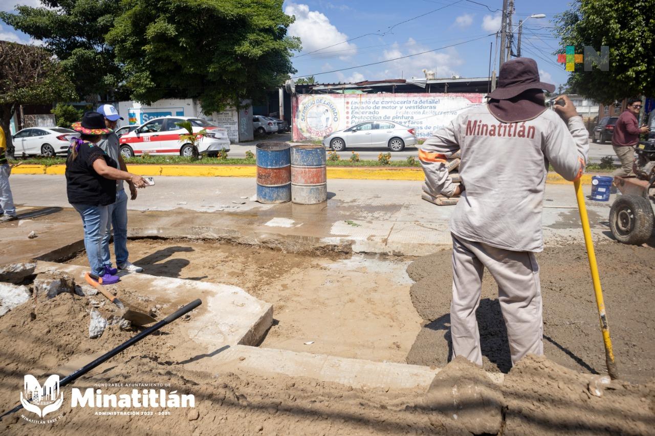 Supervisa trabajos de reparación de socavón en avenida Justo Sierra de Minatitlán