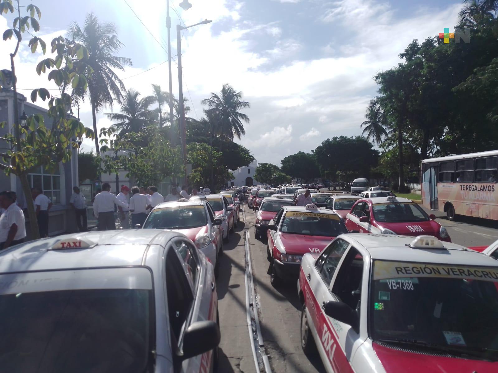 Con manifestación, taxistas piden se rehabiliten las vialidades de Veracruz puerto