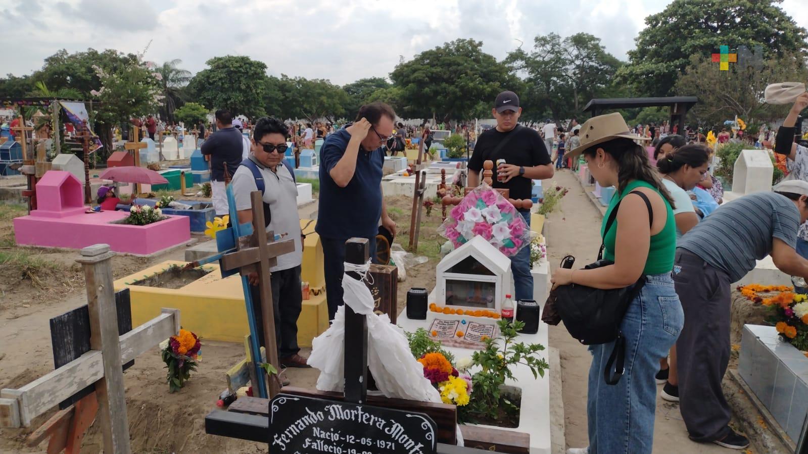 En Día de Muertos, cientos de familias visitaron a seres queridos que murieron por Covid