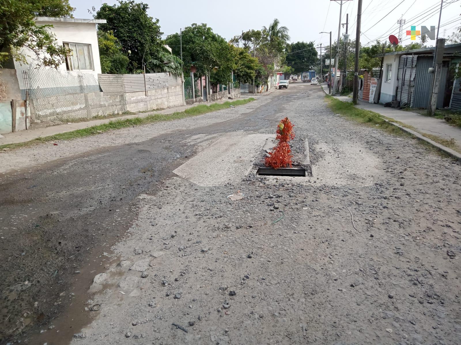 Registro sin tapa en calle Leonardo Pasquel ha causado varios accidentes