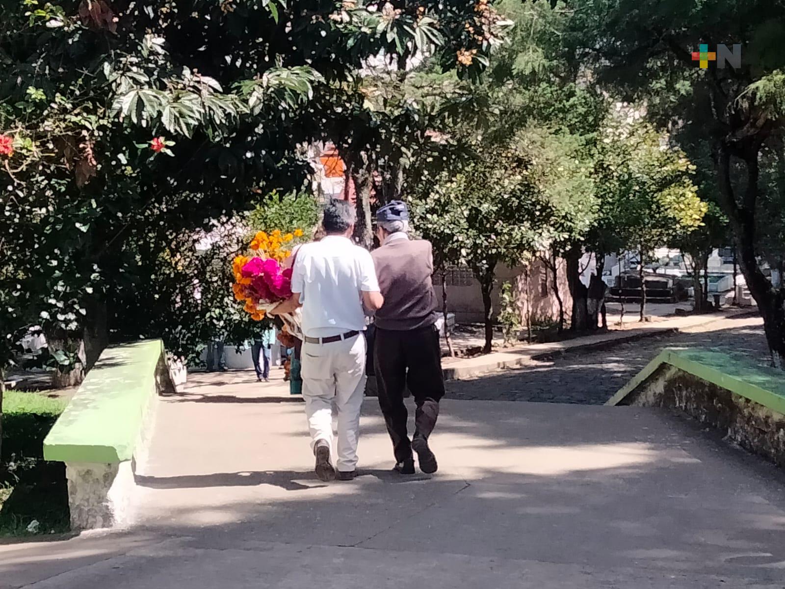 Luego del Día de Muertos continúan las visitas a los panteones en Xalapa