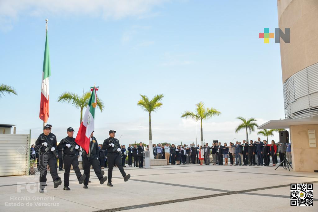 Fiscal General encabeza ceremonia de honores a la bandera