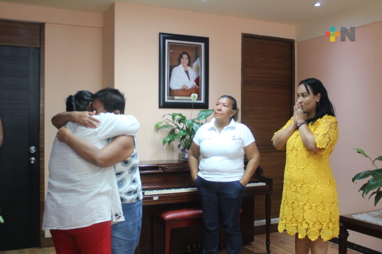 Solicitan apoyo para regresar a Veracruz, hermanas se reencuentran después de 10 años
