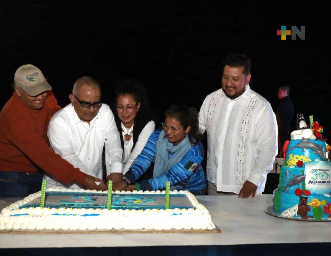 Con concierto de gala y pastel inician festejos del 30 aniversario del Aquarium del Puerto de Veracruz