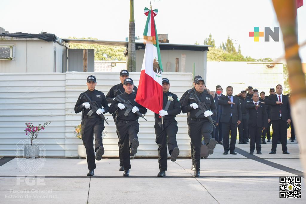 Fiscal General encabeza ceremonia de honores a la Bandera en explanada de oficinas centrales