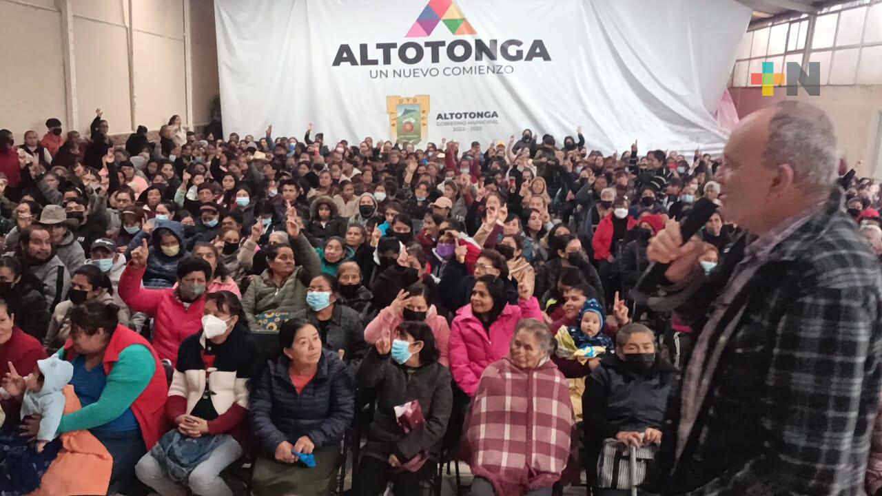 Distribuyen despensas entre sectores vulnerables de Altotonga