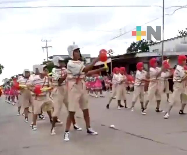 Estudiantes de Jaltipan desfilaron este domingo homenajeando a «El Chavo del 8»