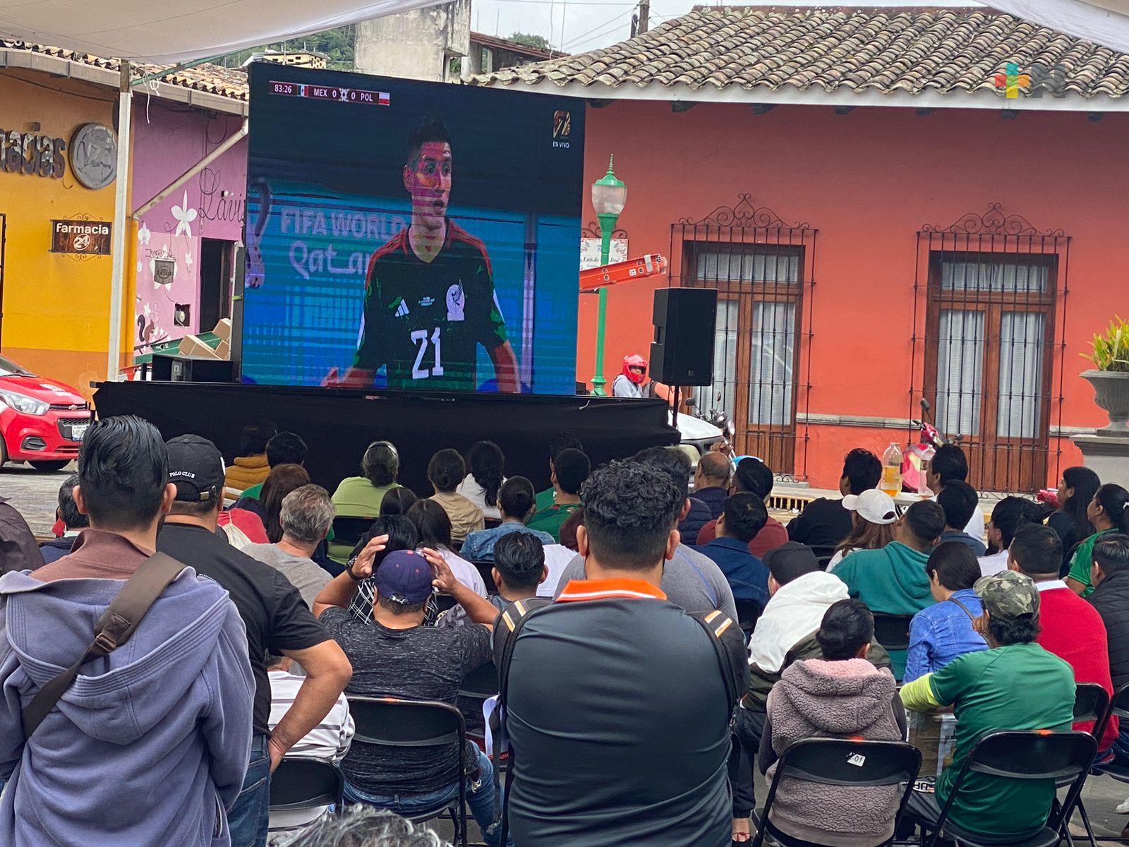 Aficionados responden, apoyan a la selección mexicana en Coatepec