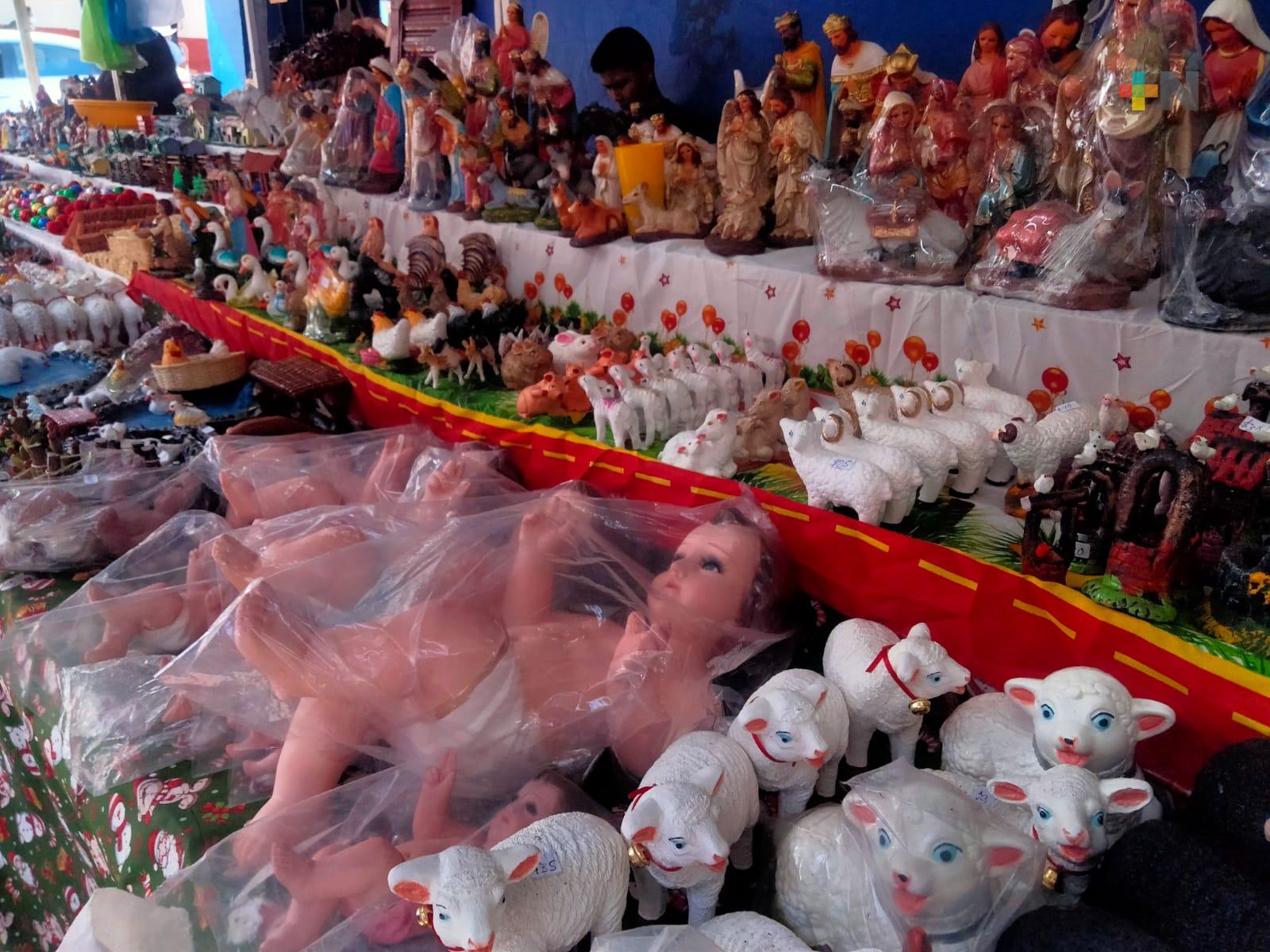 Inicia venta de artículos navideños en calles de Xalapa