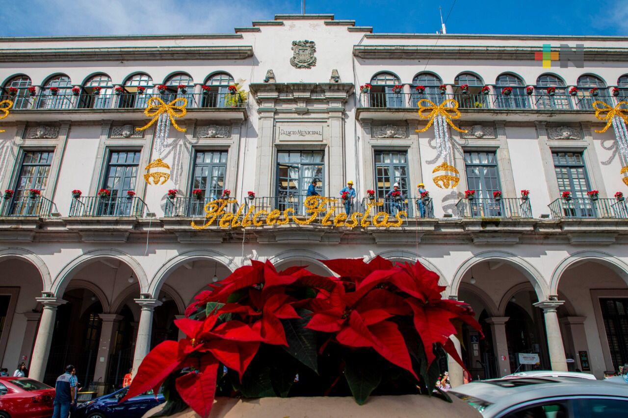 Continúa instalación de adornos navideños en el parque Juárez