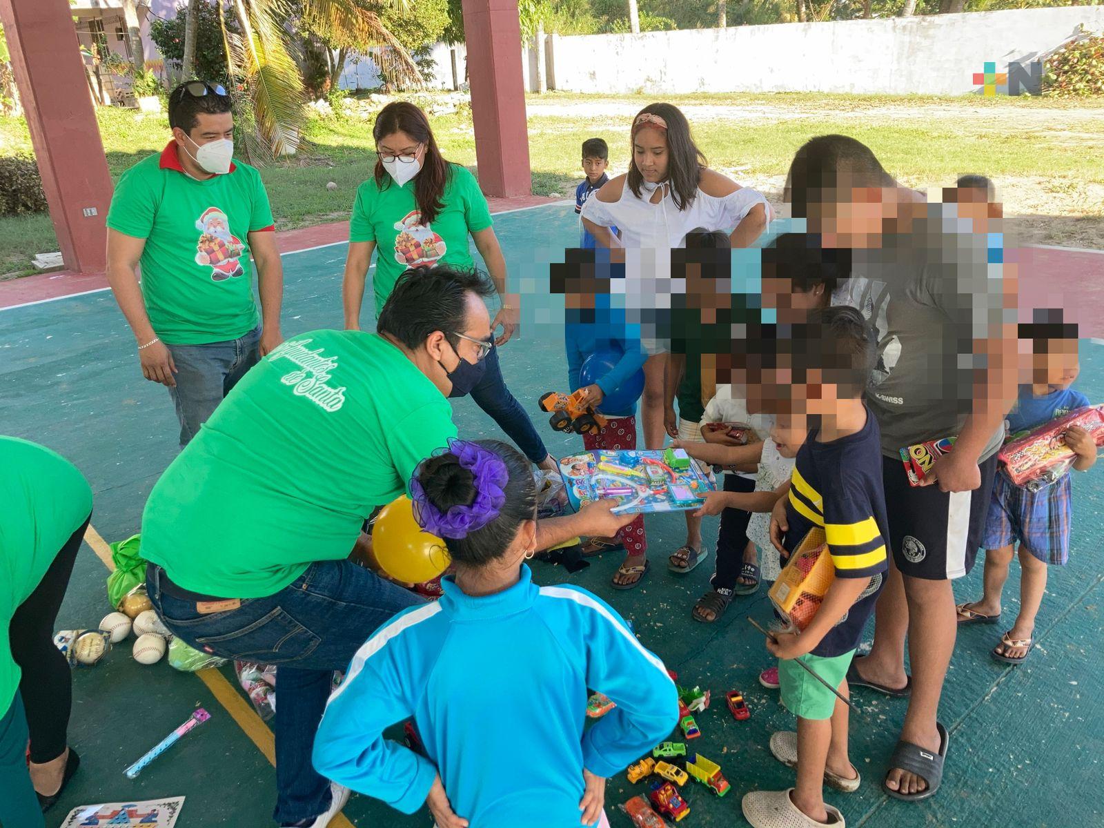 Ayudantes de Santa, cuatro años repartiendo magia a los niños de Coatzacoalcos