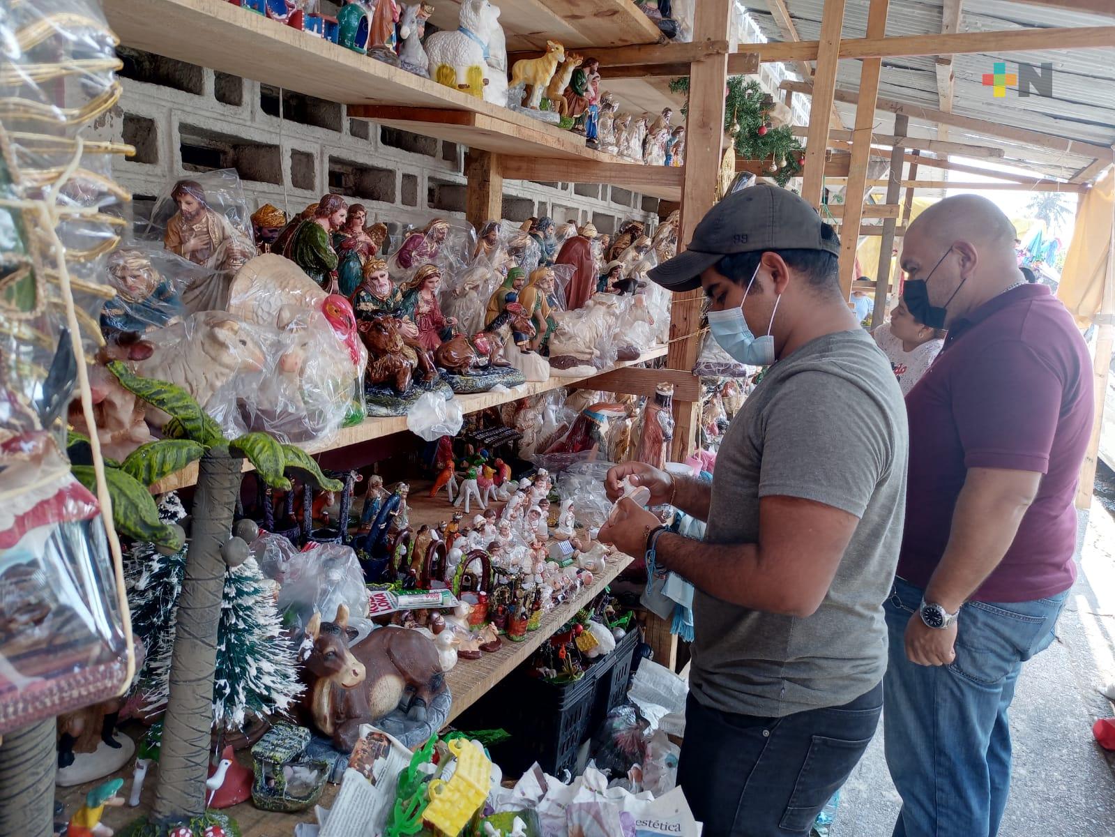 Salen a las calles locatarios del mercado Coatzacoalcos para ofrecer productos navideños