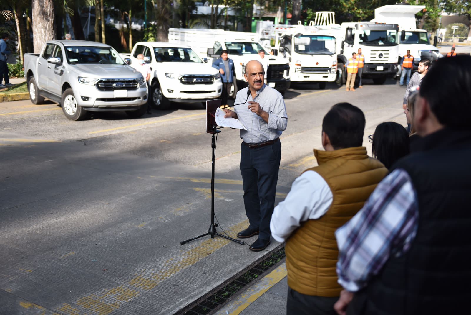 Entrega Ayuntamiento de Xalapa vehículos operativos a diversas áreas municipales