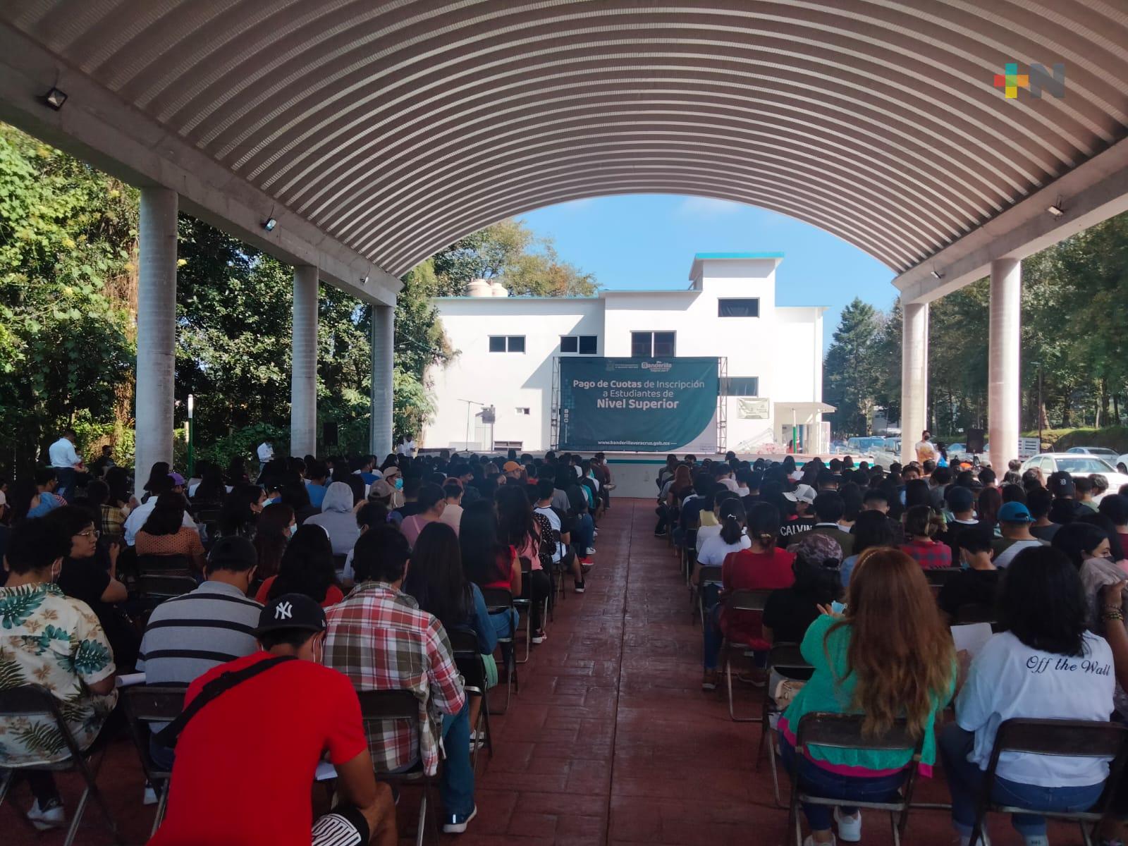 Entrega Ayuntamiento de Banderilla pago de cuotas de inscripción a universitarios