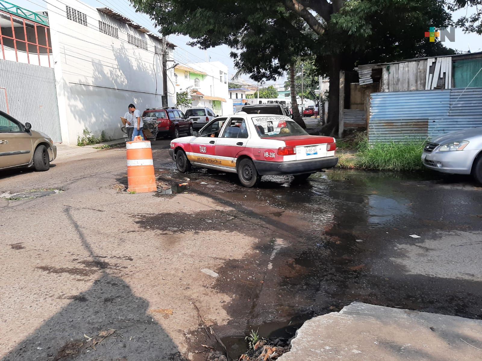 Drenaje obstruido y baches en colonias Rigo y Remes de Boca del Río