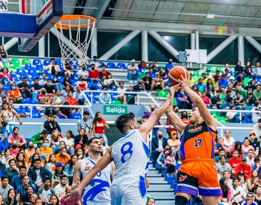 En basquetbol estudiantil, equipos de Halcones UV registran triunfo y derrota