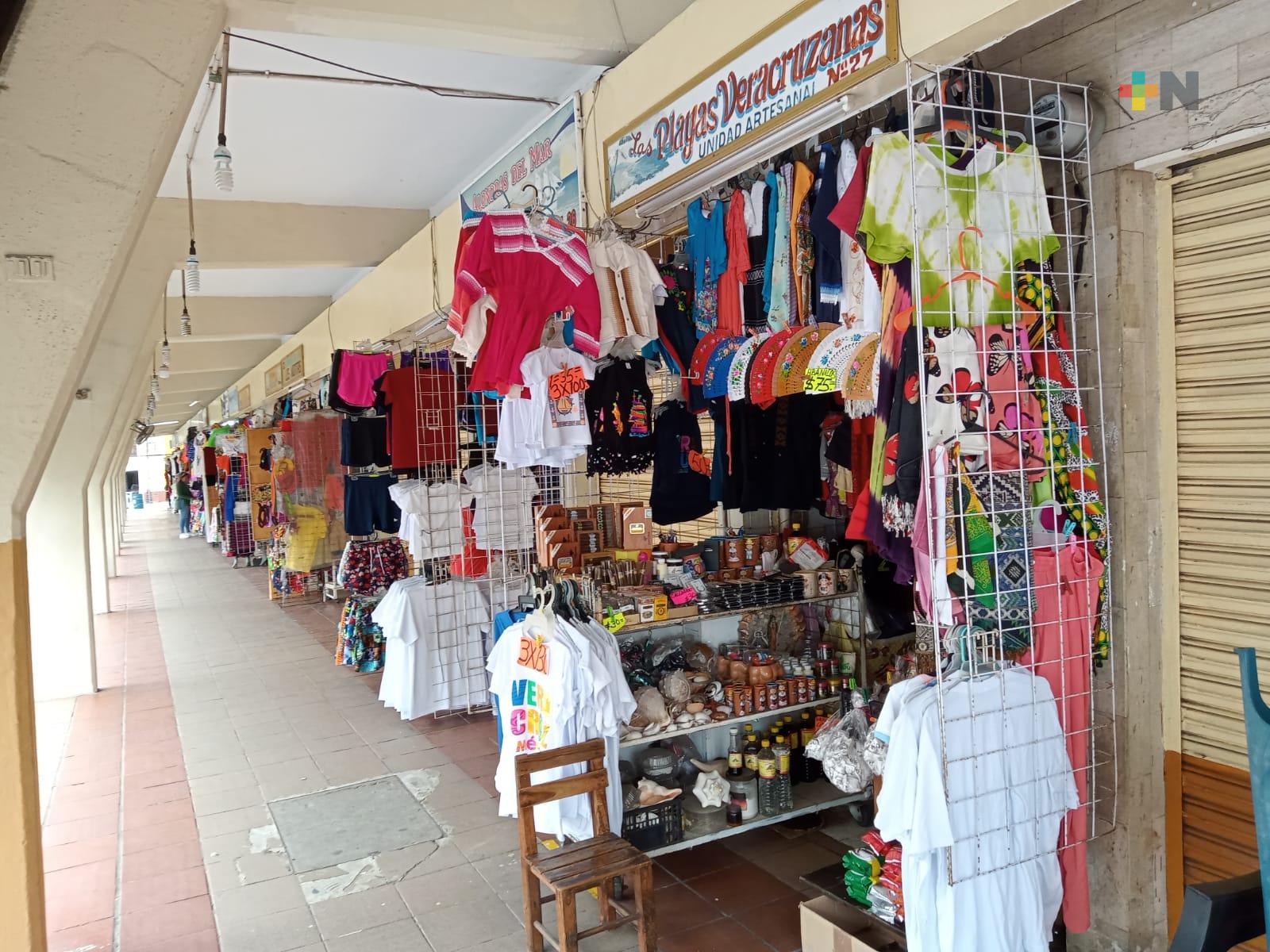 Ligera alza en ventas reportan artesanos del Malecón de Veracruz