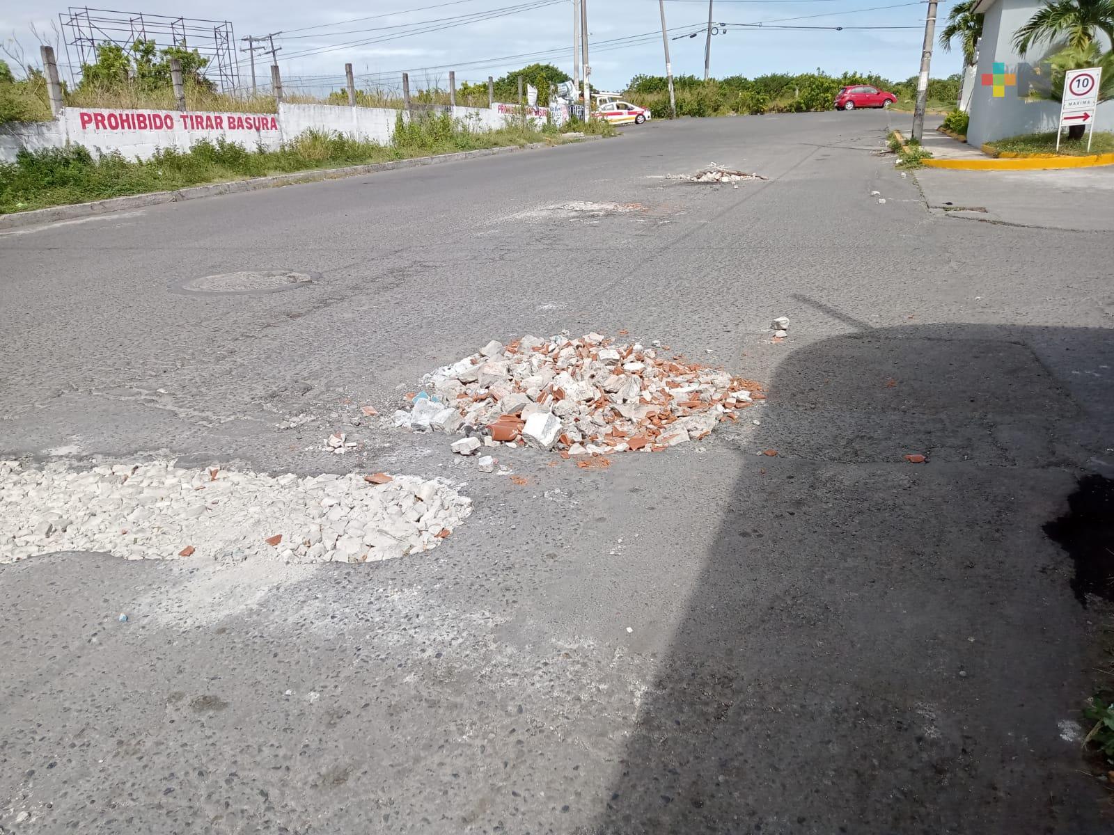 Rellenan baches con escombros ante falta de atención del Ayuntamiento de Veracruz