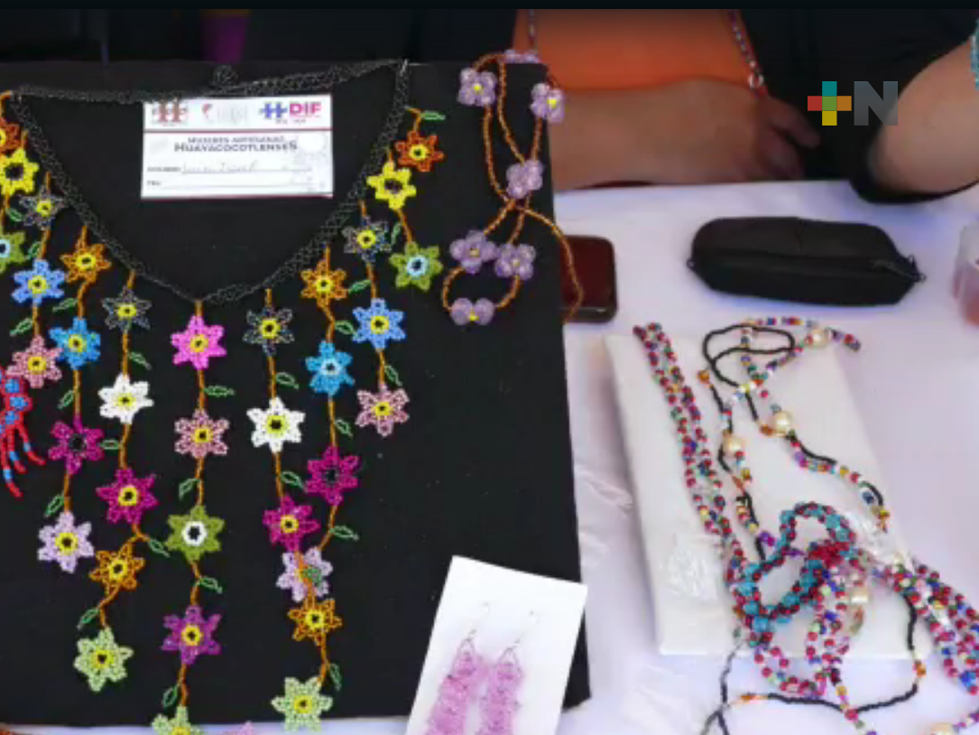 Mujeres artesanas realizan exposición con apoyo del Instituto de la Mujer en Huayacocotla