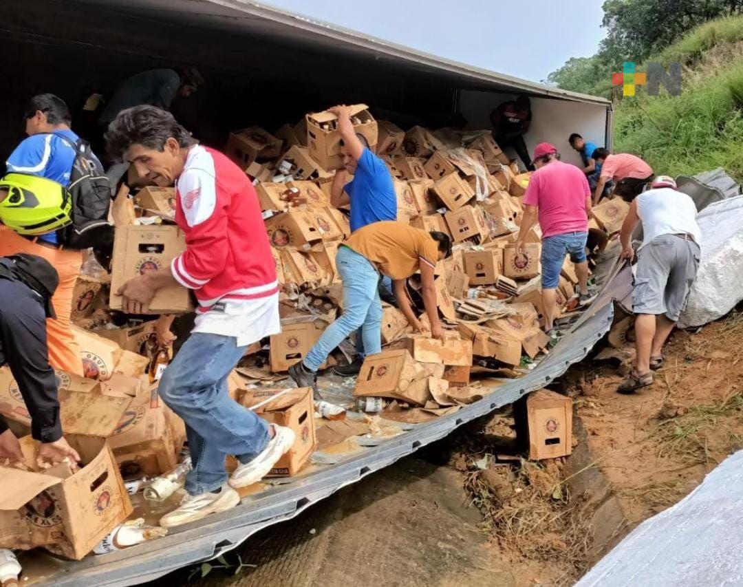 Vuelca caja de tráiler cargada de cerveza, pobladores realizan rapiña