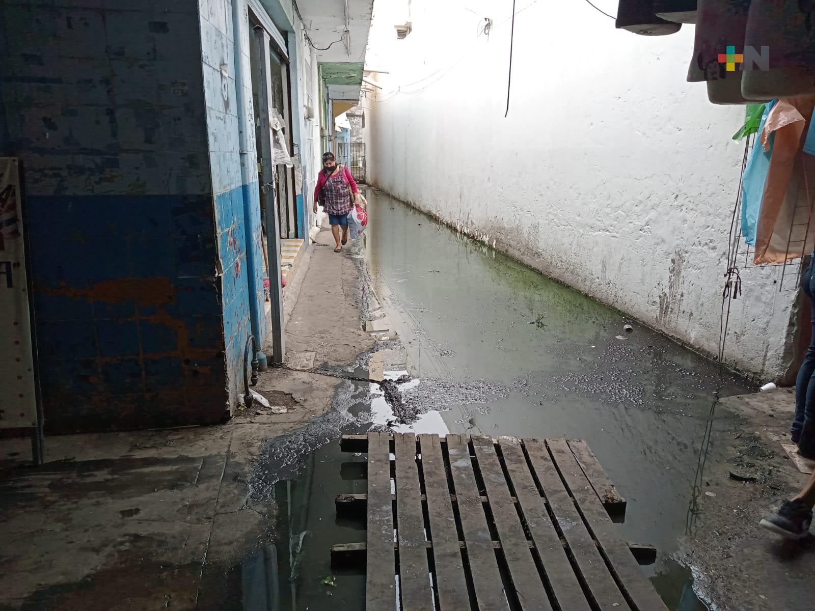 Piden reparación urgente de fuga de aguas negras en callejón de la Risa en Veracruz puerto