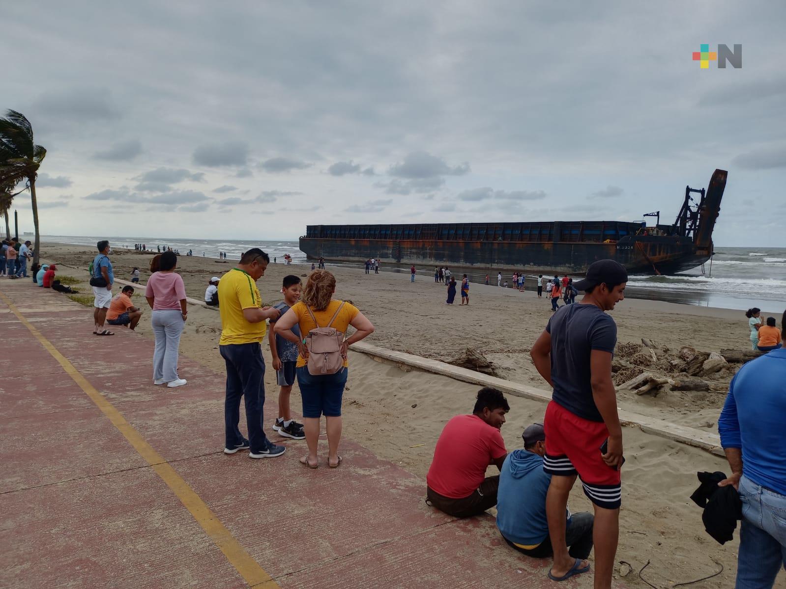 Retiran al chalán encallado en playa de Coatzacoalcos