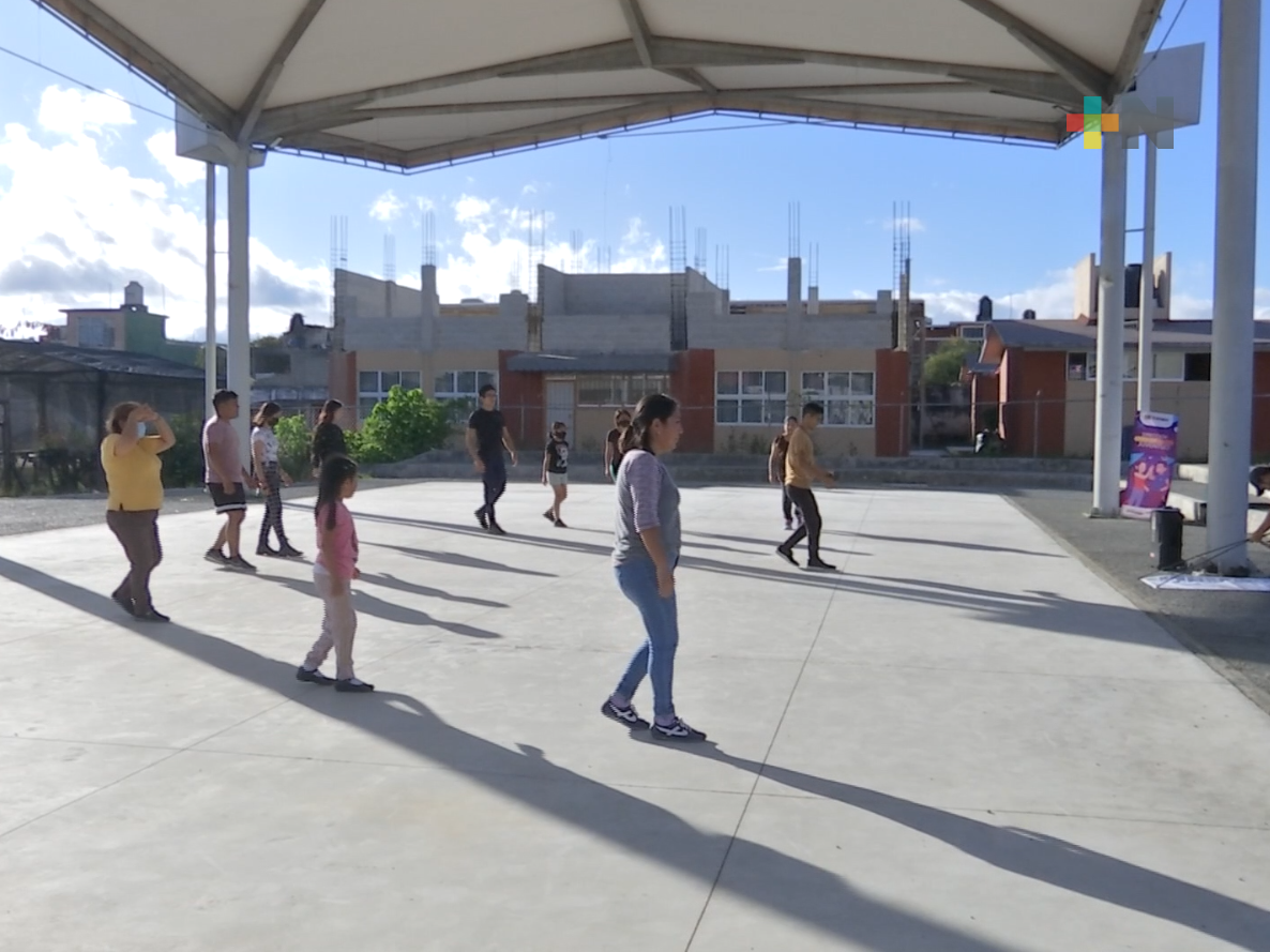 Realizan sesión de baile en Centro de Comunitario El Moral