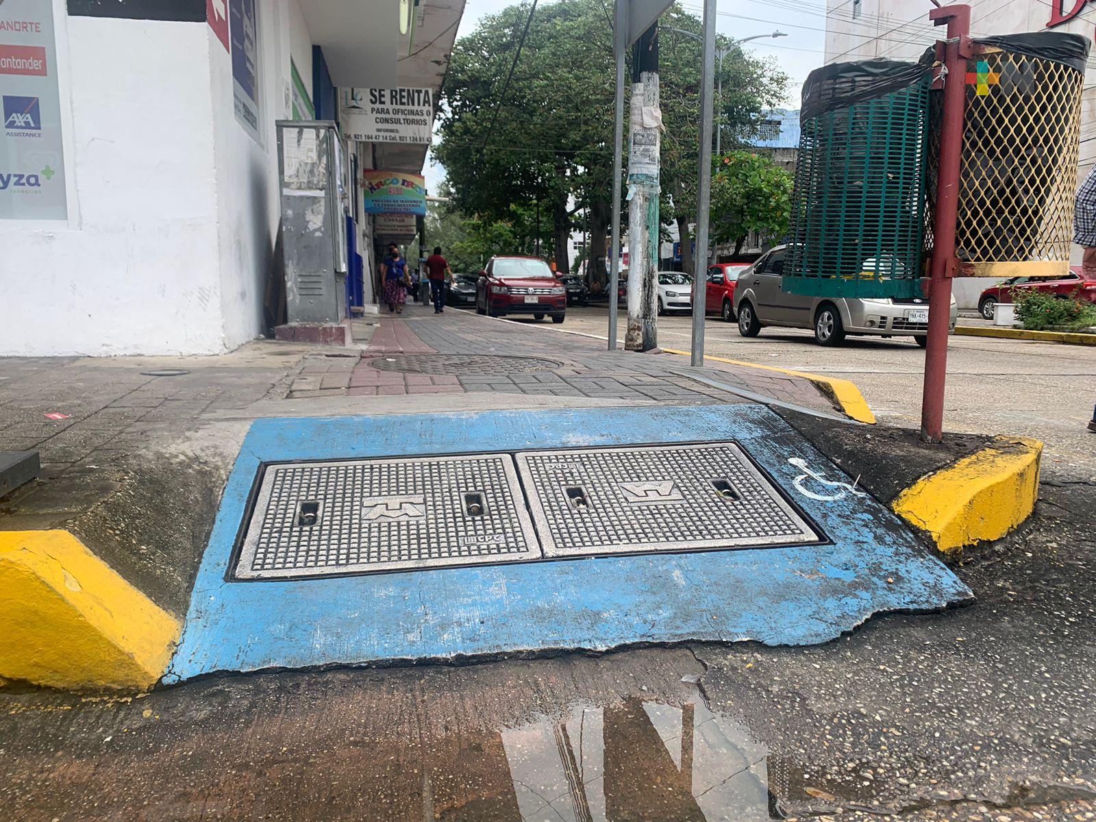 Sin respetar, rampas para discapacitados en calles de Coatzacoalcos