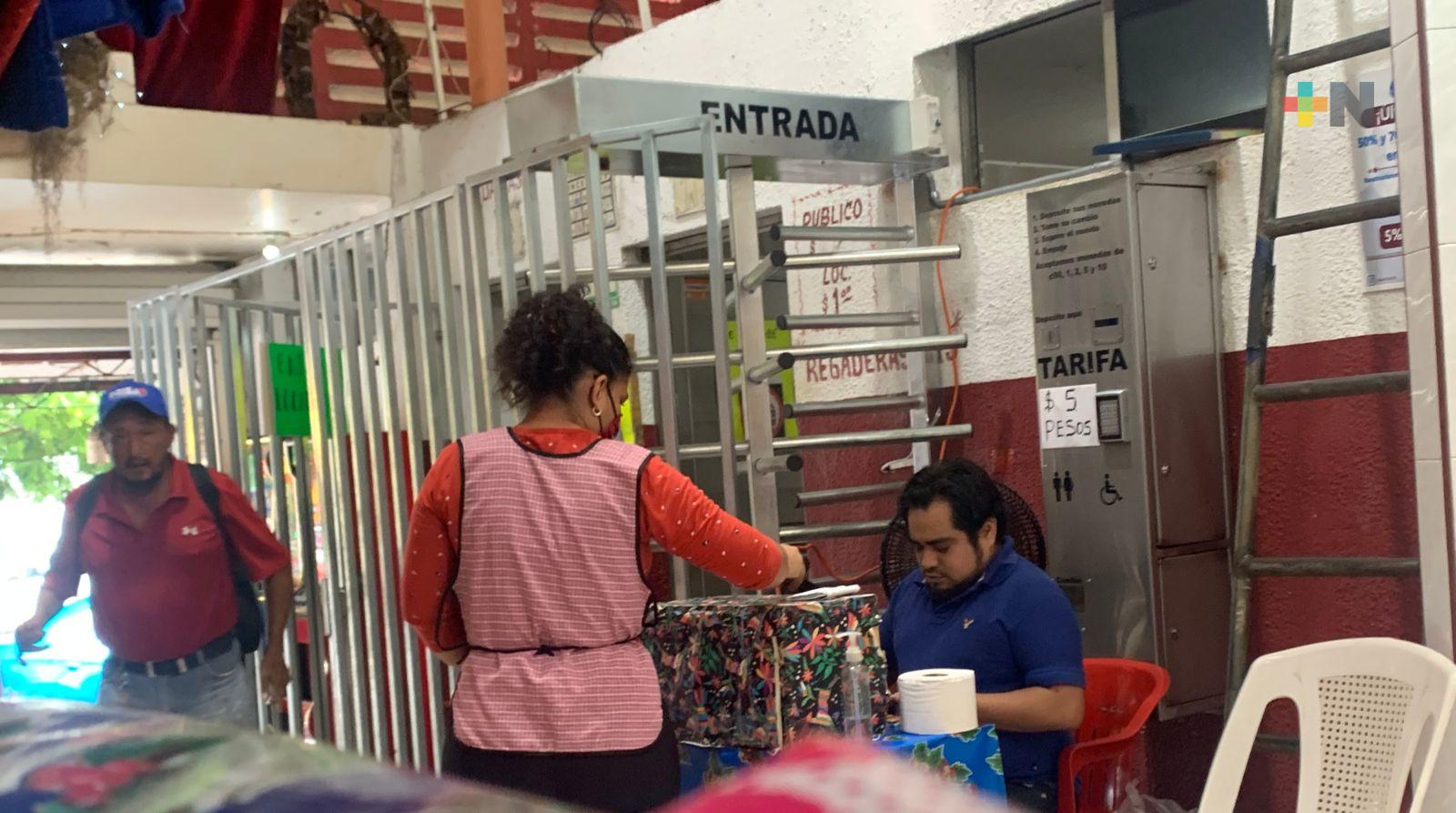 Ayuntamiento de Coatza capacita personal para reprogramar torniquetes de baños en mercados