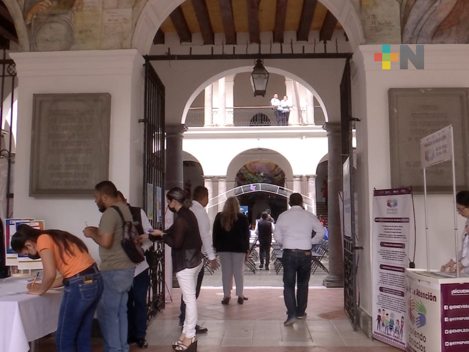 Realizan feria del empleo en Coatepec