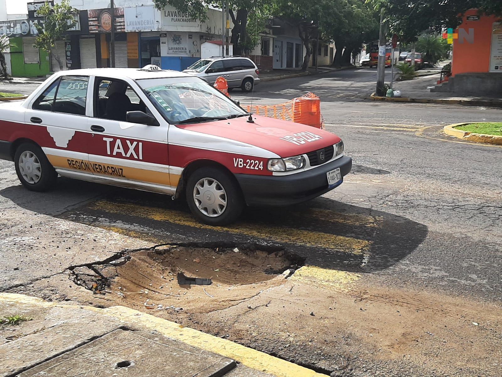 Hundimiento en Colón y 20 de Noviembre dificultan tránsito vehicular y peatonal