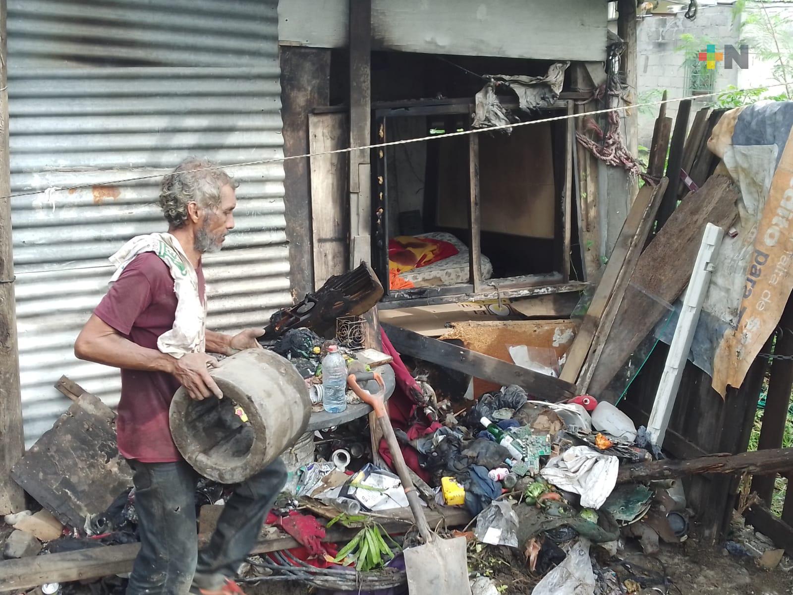 Incendio consume pertenencias de persona mayor en Veracruz puerto
